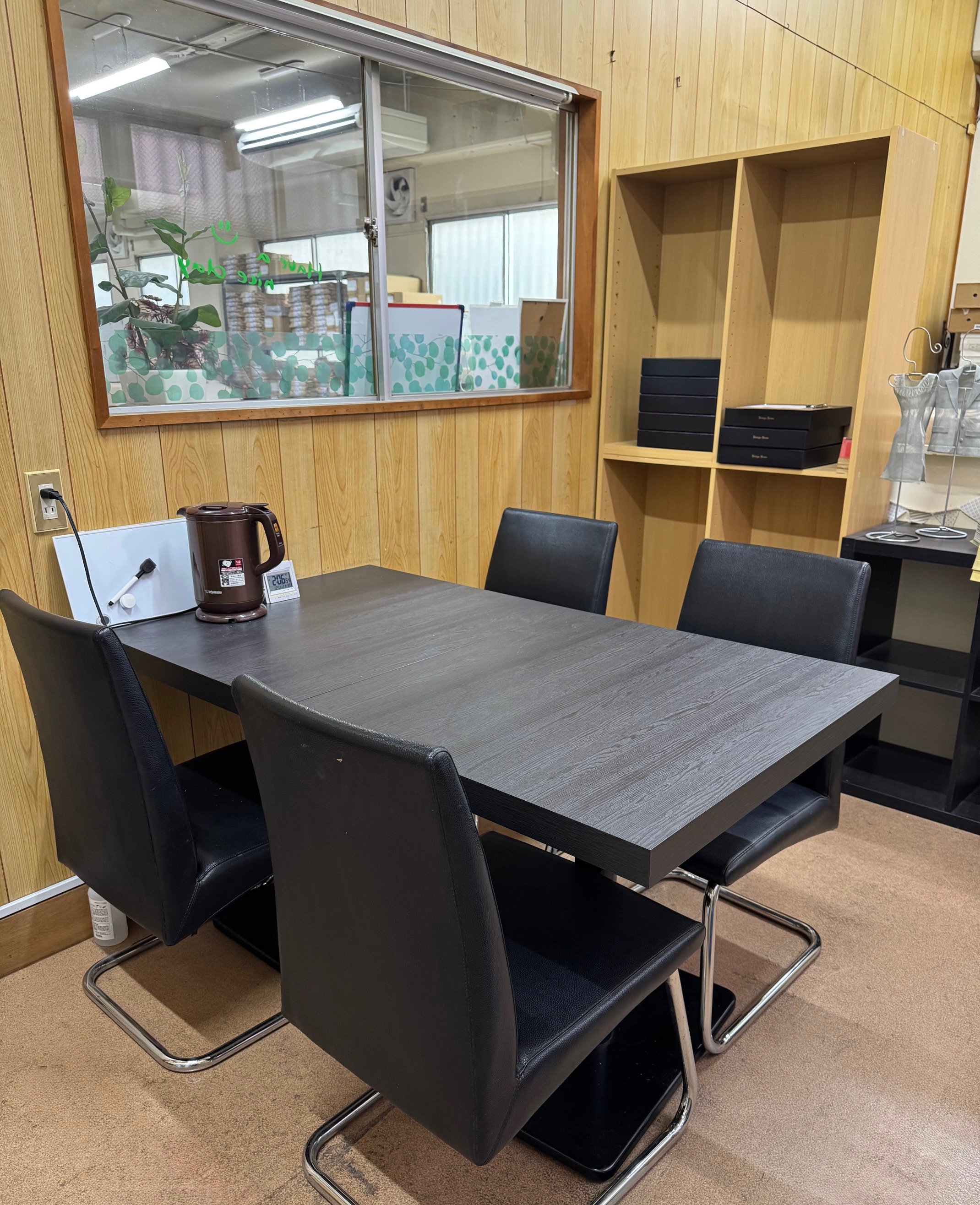 食事や休憩、個別の相談などに利用できる多目的スペース